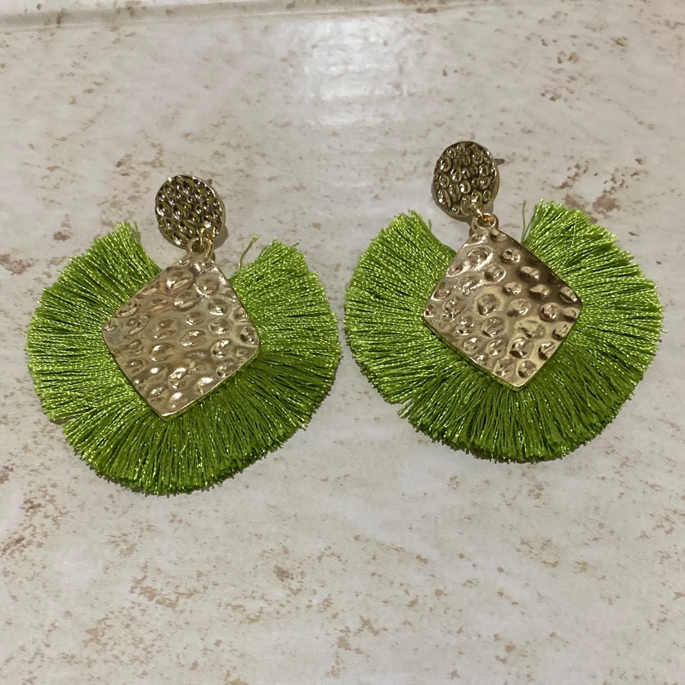 *NEW* GREEN DANGLE GOLD TASSEL FRINGE ACCENT ELEGANT EARRINGS
